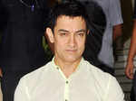 Aamir Khan fails to beat Amitabh Bachchan