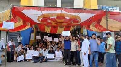 Basic facilities fail, 430 Crystal Court traders shut mall in protest