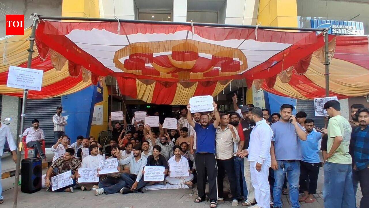 Basic facilities fail, 430 Crystal Court traders shut mall in protest