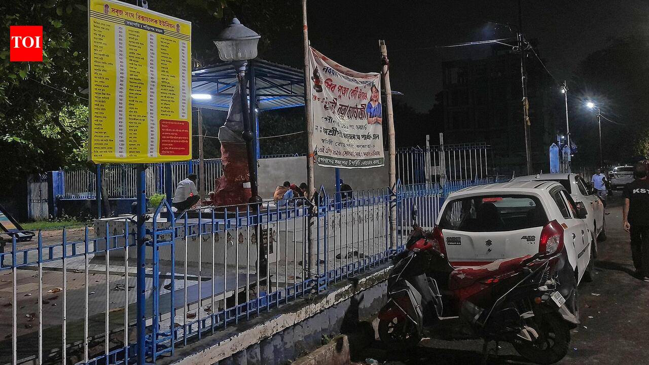 203 Behala residents file FIR, sign plea to free up pavement