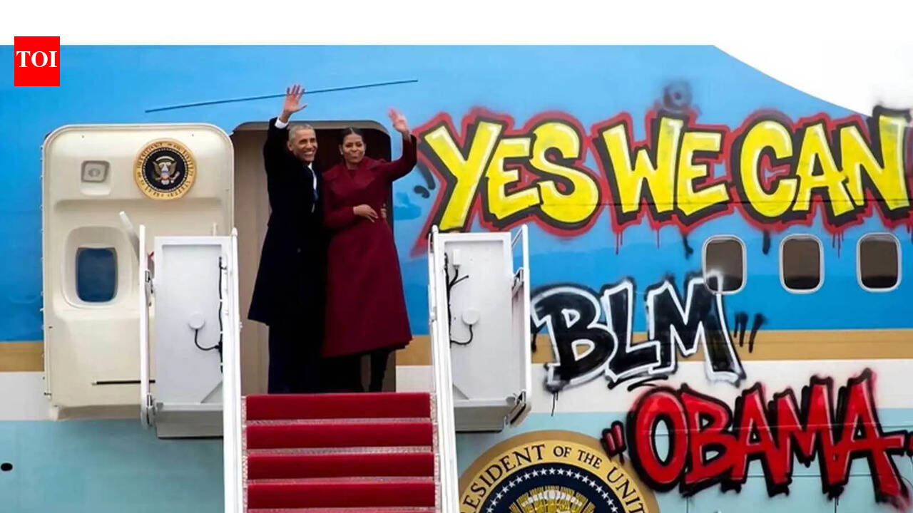 A doctored pic of﻿ Obamas &amp; Air Force One with graffiti