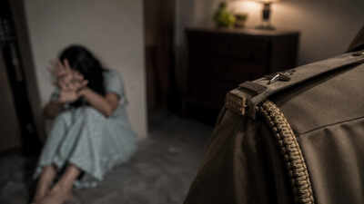 UP cop faces FIR for bid to strangle wife over extramarital affair