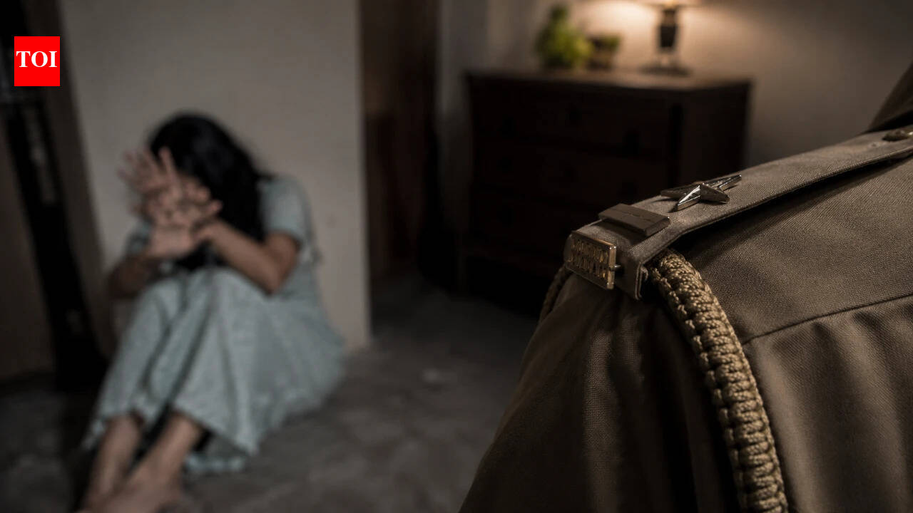 Cop faces FIR for bid to strangle wife over extramarital affair