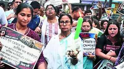  Mamata leads Kalighat candlelight march, oppn netas meet victim's kin