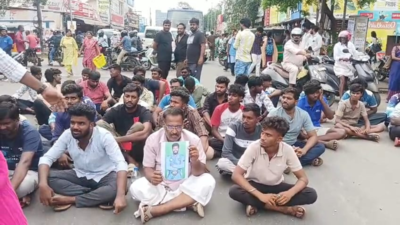 Kin of murdered photographer hold road roko protest outside Coimbatore hospital