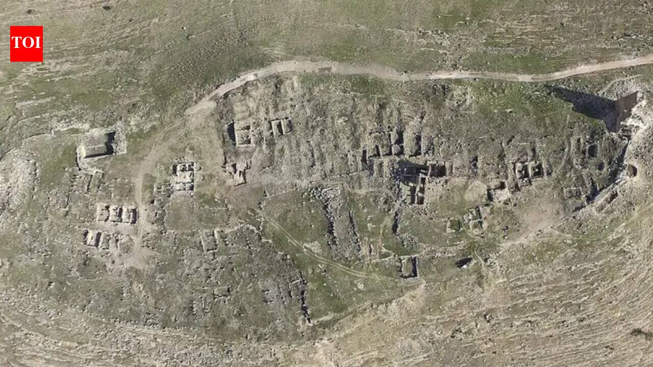 मिथ्रास मंदिर में पाए गए 1,700 साल पुराने शिलालेख में ईसा मसीह का उल्लेख है और यह दिखा सकता है कि कैसे ईसाई धर्म ने एक रहस्यमय रोमन पंथ को पछाड़ दिया