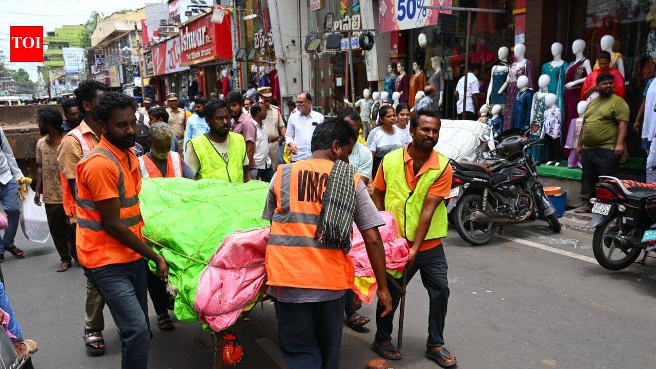 Brief standoff as VMC enforces HC order on Besant Road street vendors