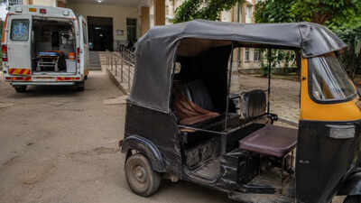 Woman gives birth to quadruplets in auto, all 4 newborns die