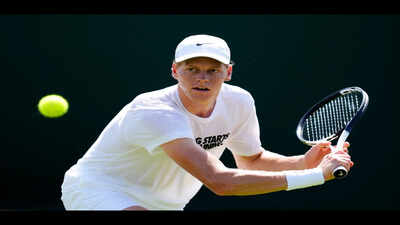  Jannik Sinner overcomes heat, Jan-Lennard Struff to reach semi-finals