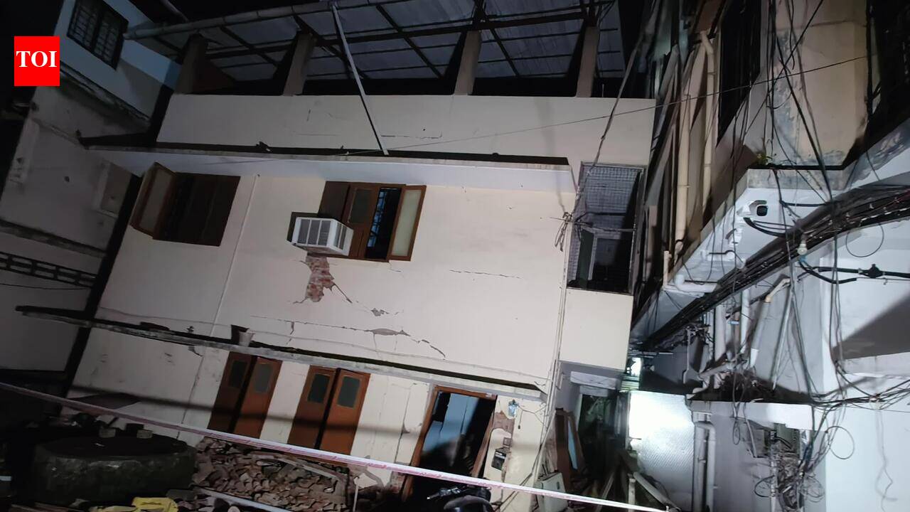 Building tilts during its ‘lifting’ in Kochi
