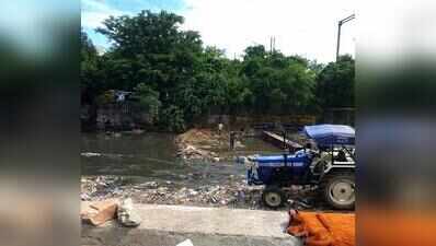 After drain cleaning, roads turn dumping sites
