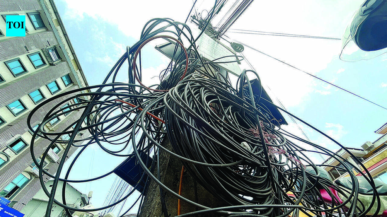 Spot a damaged electric pole, live wires? Discom urges citizens to send photos
