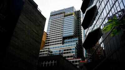 Skyscraper in Manhattan at risk of collapse, street evacuated