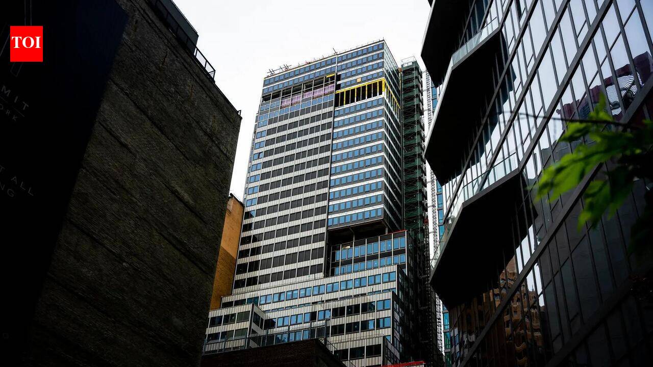 Skyscraper in Manhattan at risk of collapse, street evacuated