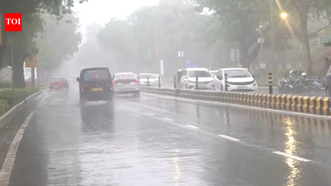 Heavy rain lashes parts of Delhi-NCR; IMD issues yellow alert