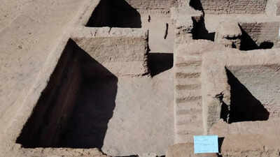  Homes, basilica church, ovens, coins and writing fragments show how people lived in the western desert