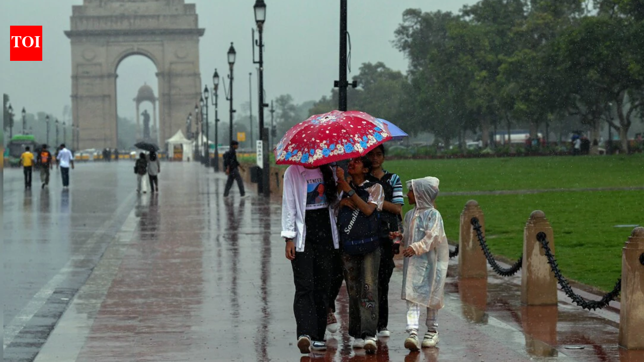Heavy rain lashes parts of Delhi-NCR; IMD issues 'yellow' alert