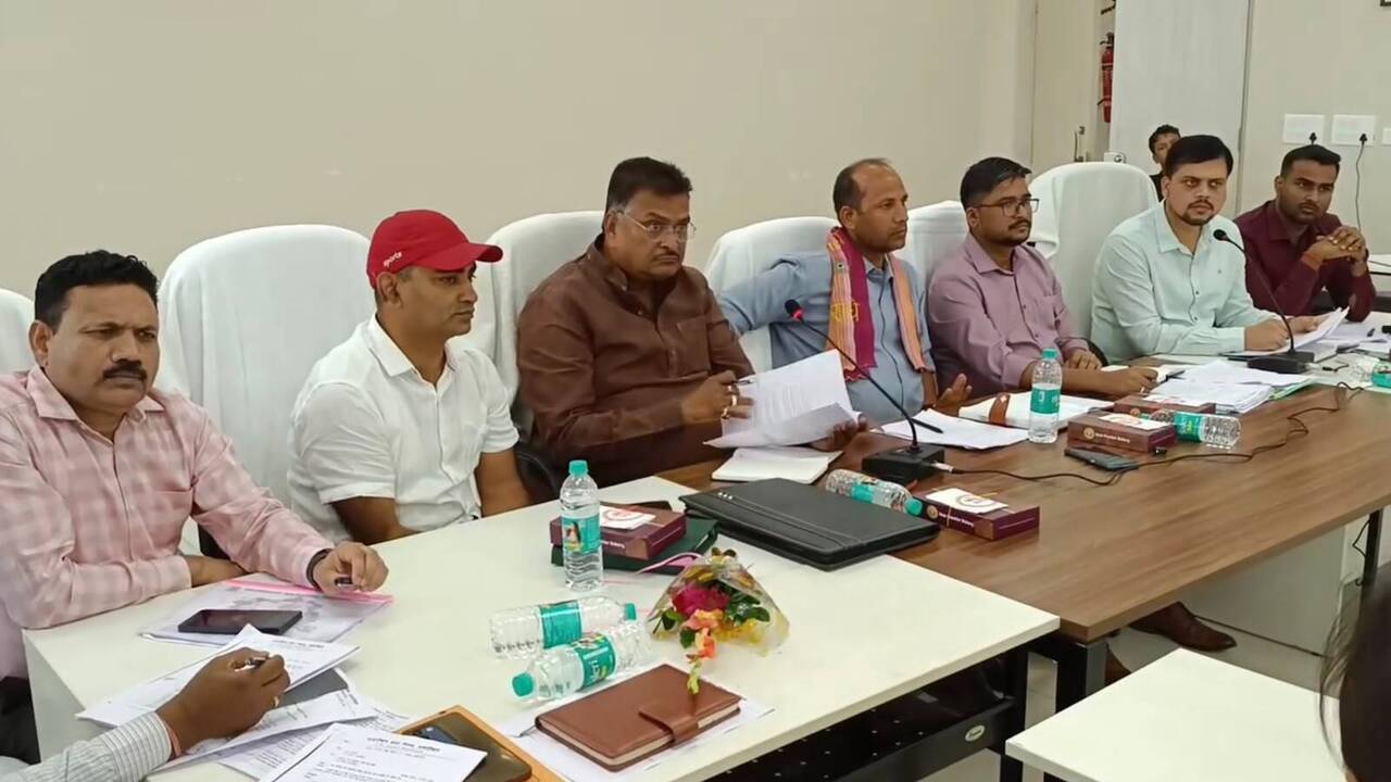 Prioritise road construction, set up stormwater disposal system, Hazaribag MP tells civic body officials