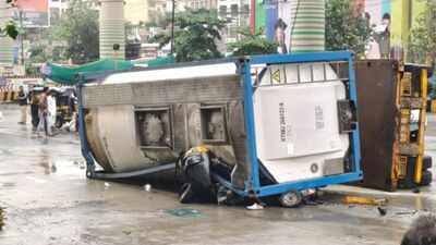 2 dead, 1 injured after gas tanker overturns onto auto rickshaw near Mumbai
