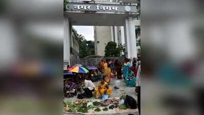 Morabadi vegetable vendors protest eviction, block RMC office gates