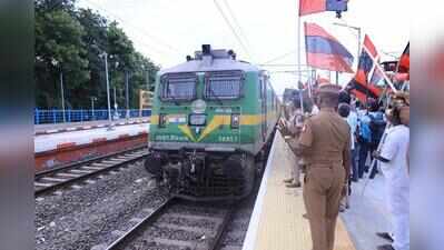 Regularised Charlapalli weekly express reaches Trichy