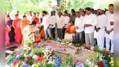 Jagan, Sharmila pay tributes to YSR on birth anniversary at Idupulapaya