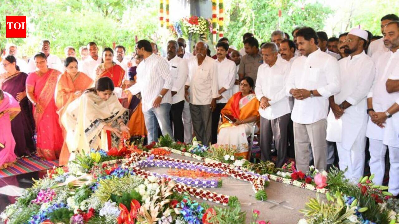 Jagan, Sharmila pay tributes to YSR on birth anniversary at Idupulapaya
