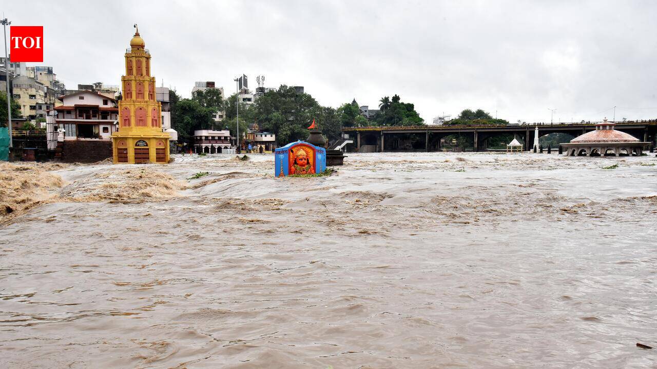 Godavari swells in Nashik, small temples submerged