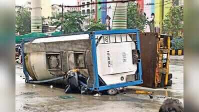 Speeding tanker crushes auto at Ghodbunder signal, kills two, injures 1