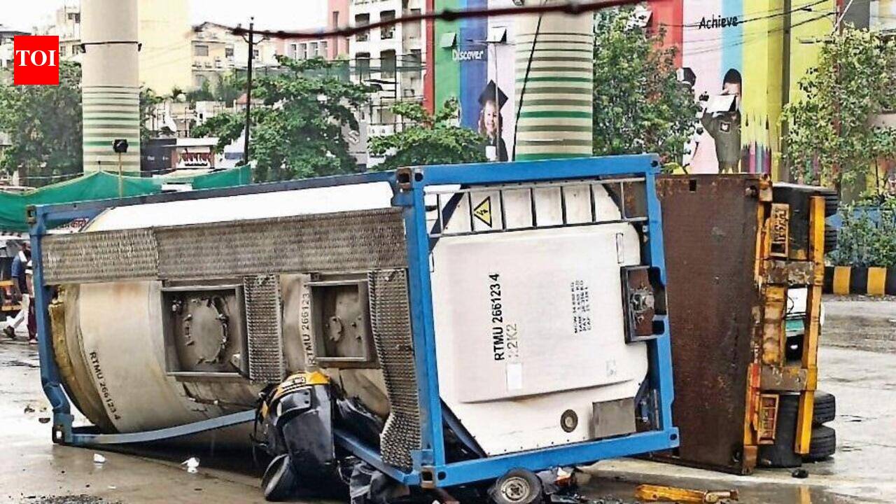 Speeding tanker crushes auto at Ghodbunder signal, kills two, injures 1