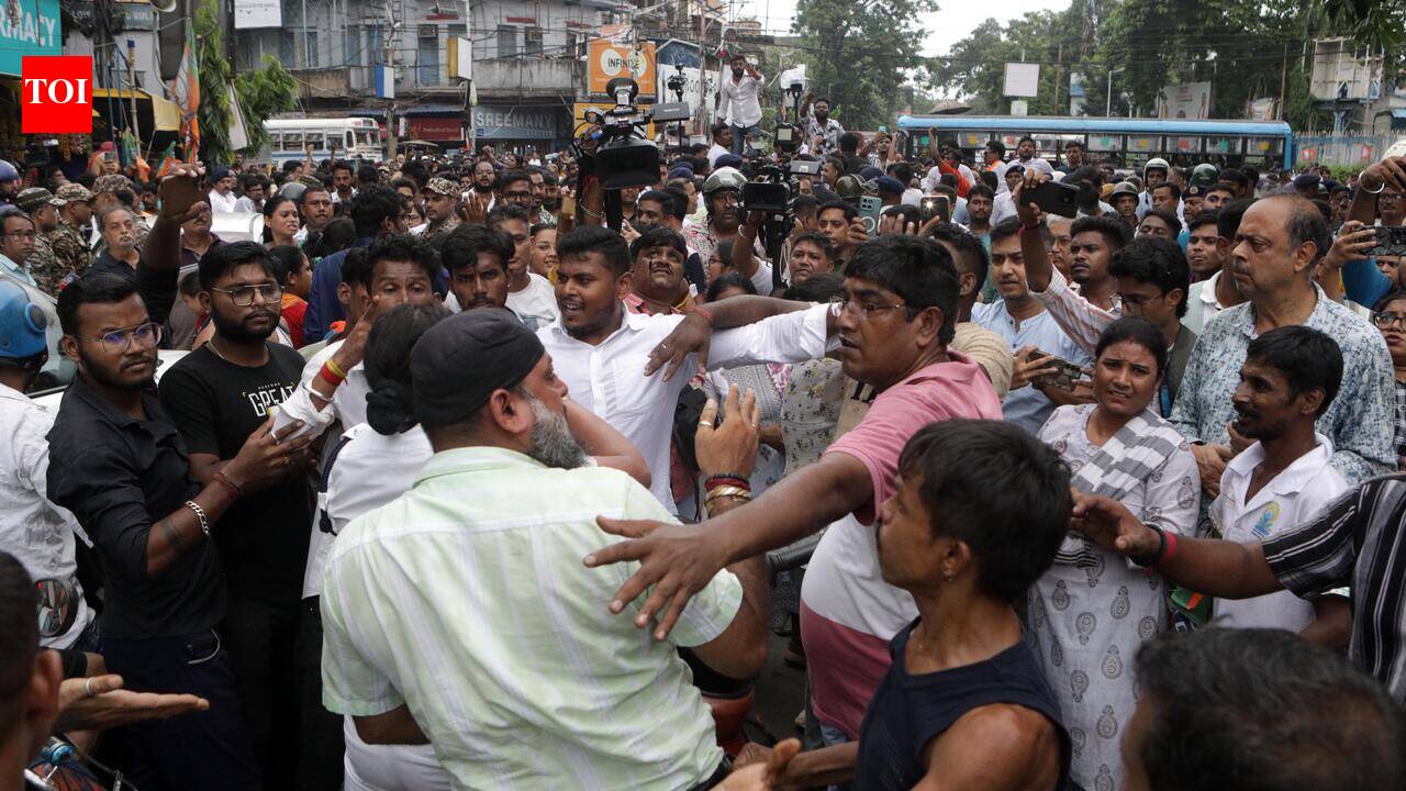 South Kolkata stretch turns battlezone in rally clash