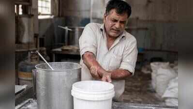 Sparkling candle-making unit owner injured in bid to mix two chemicals in Pune