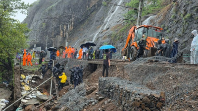 Railway minister reviews Mumbai–Pune ghat restoration, trains to continue with two locomotives on restored line
