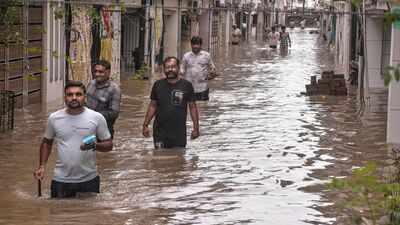  Heavy rains wreak havoc as Monsoon covers entire India; videos capture water logging, traffic jams & destruction