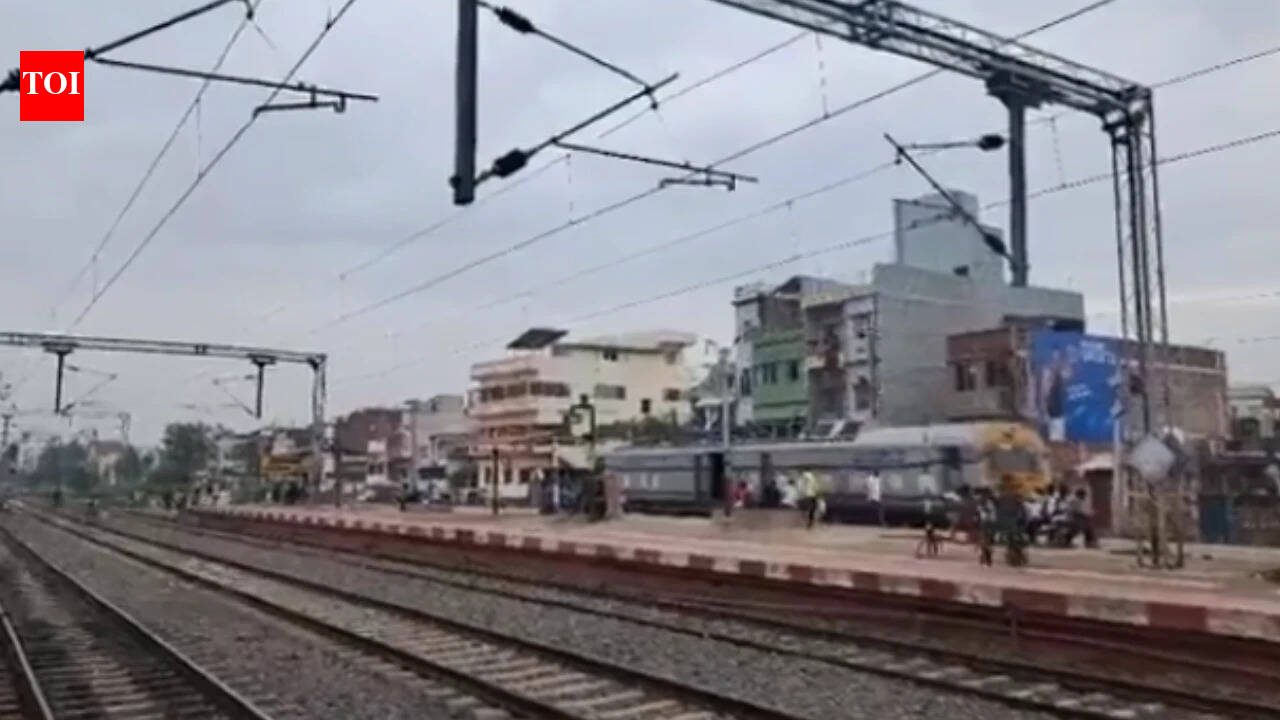 Rail services hit on Bihar's Gaya-Patna route after thieves steal 25,000-volt overhead railway wire