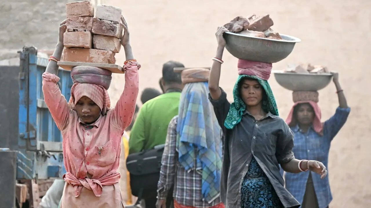 बिहार की पलायन कहानी: पुरुषों द्वारा छोड़े गए गांवों को महिलाएं कैसे संभालती हैं | भारत समाचार