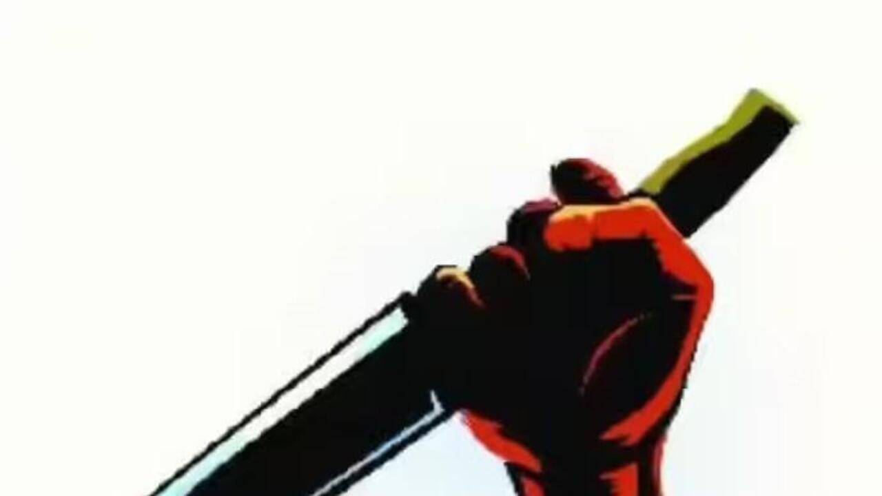 Knife-wielding gang attacks college student