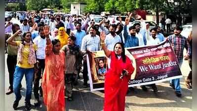 Nurses intensify protest over job loss in Jaipur