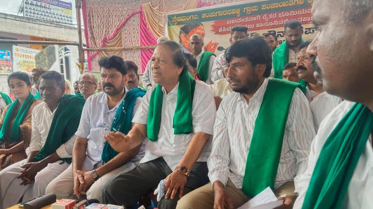 Justice Santosh Hegde backs Bidadi farmers, urges govt to scrap township plan