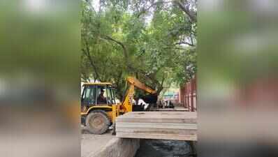 Cleaning Noida’s drains will need another week