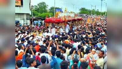 Pune slows down as lakhs walk in devotion with Sant Tukaram Maharaj and Sant Dnyaneshwar Maharaj palkhis