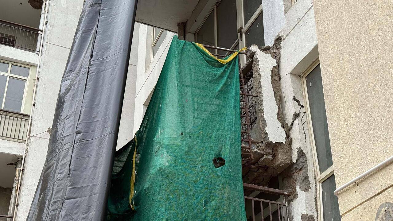 Child escapes by seconds as balcony collapses in Gurgaon’s residential society