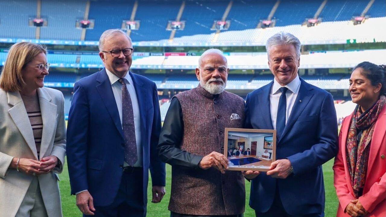 PM Modi gifts Steve Waugh rare framed photo during MCG visit