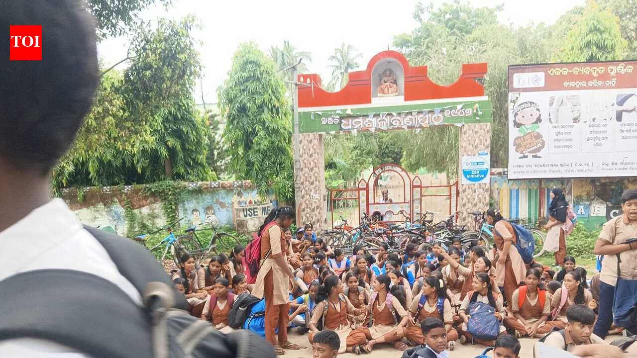 School students lock gate, stage dharna over teacher shortage