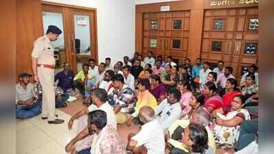 Street vendors end 24-hour protest but picket MCC office