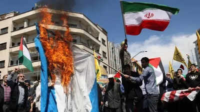 Iran warns US, Israel vows retaliation for attacks