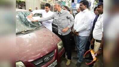 Drive against abandoned vehicles begins but clarity eludes footpath parking