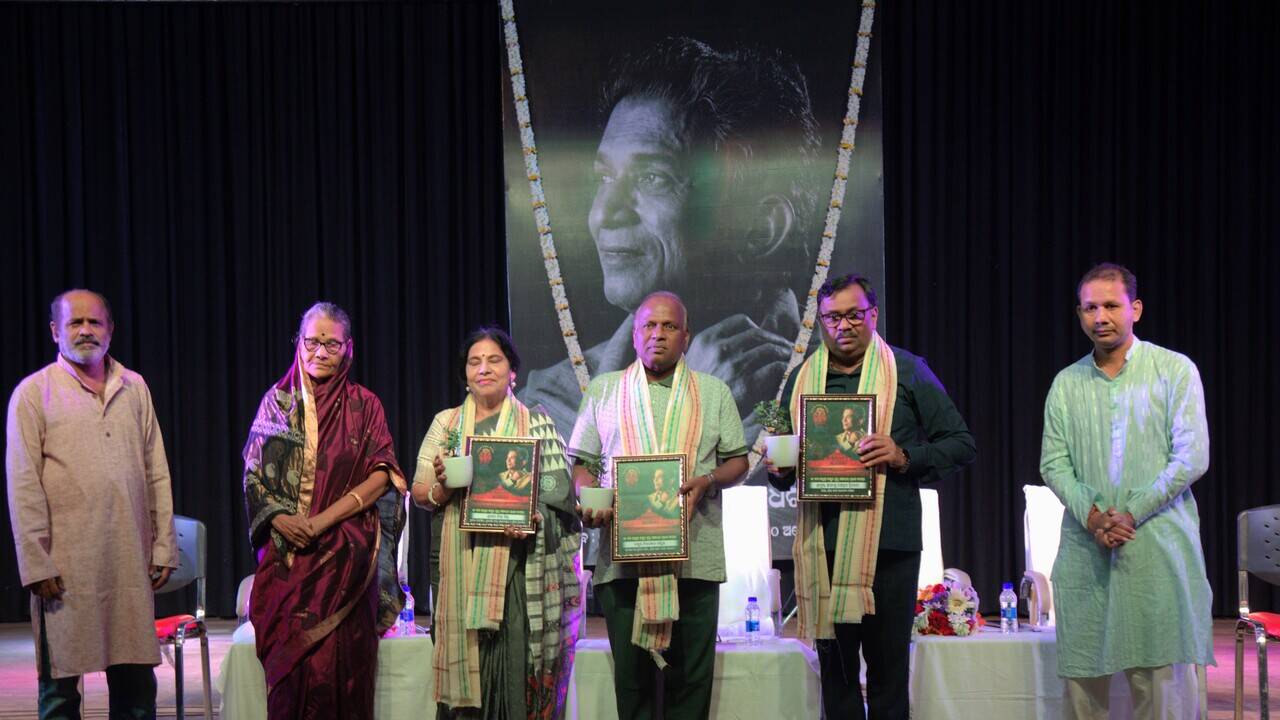 Artistes unite to pay tributes to Odissi guru