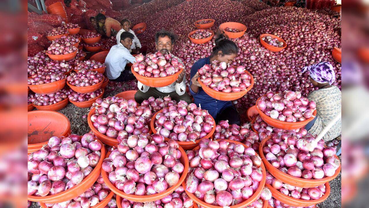 महाराष्ट्र ₹७०० कोटींचा कांदा निर्जलीकरण प्रकल्प राबवणार, कांद्याच्या अतिरिक्त पुरवठ्याशी व घाऊक दरातील घसरणीशी लढण्यासाठी योजना