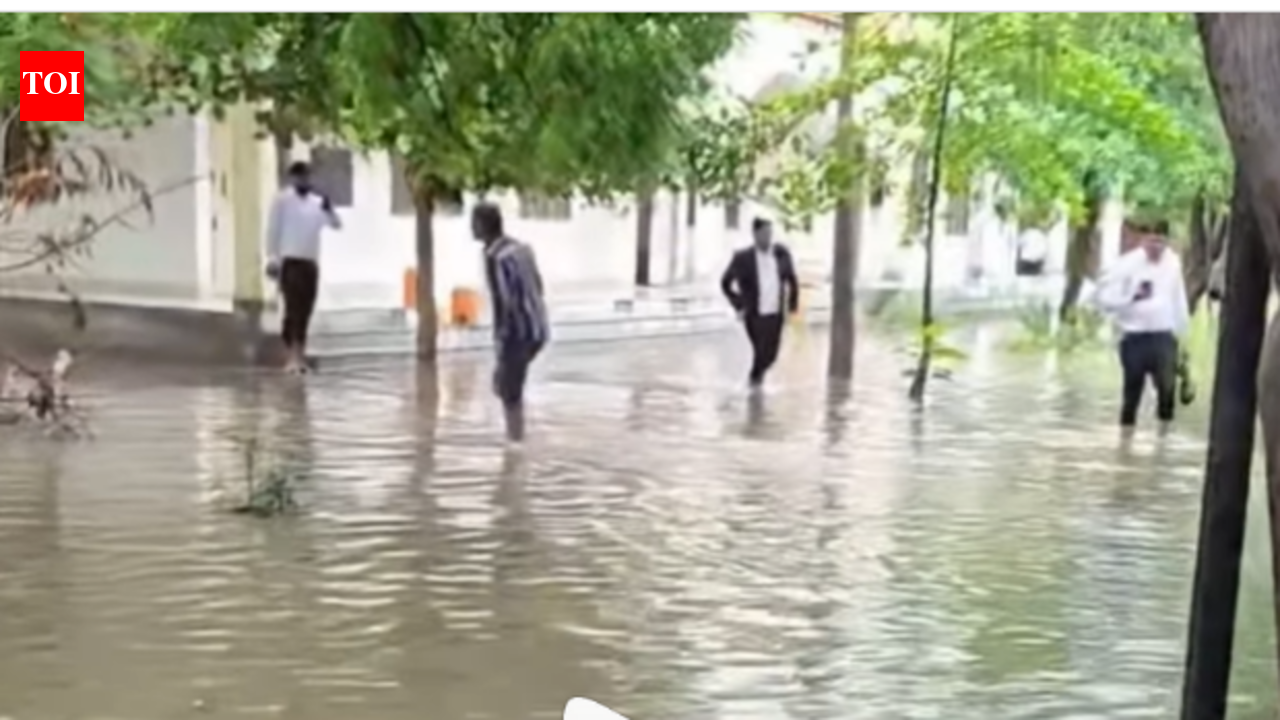 Court campus flooded, litigants wade through water